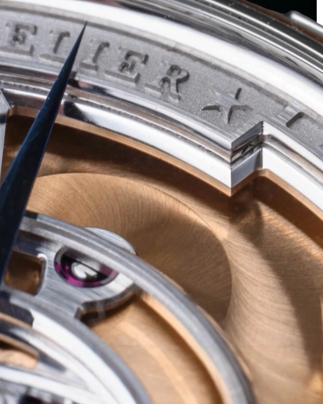 A mirror-polished anglage bevel on the case band